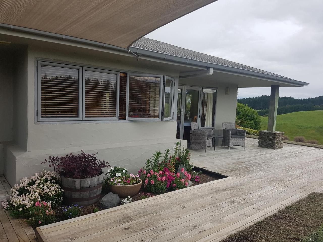Above The River Karapiro Bed & Breakfast Esterno foto